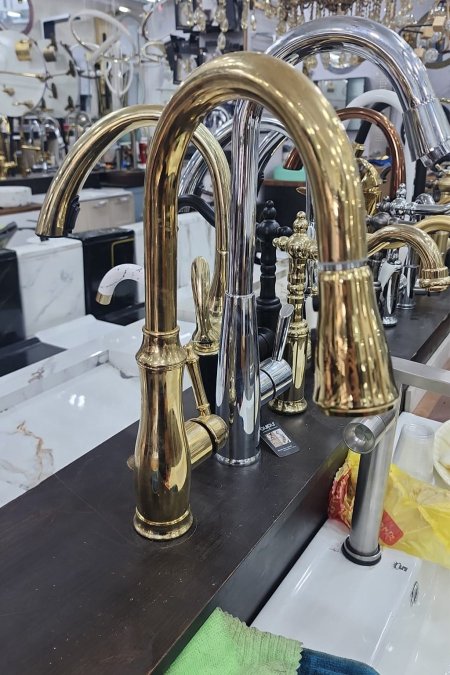 حنفية مطبخ كلاسيكية بلون ذهبي فاخر